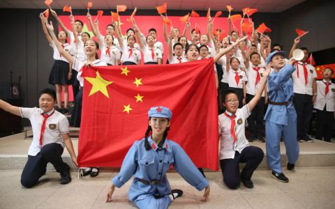 庆新中国七十华诞，颂浦华二爱国情怀